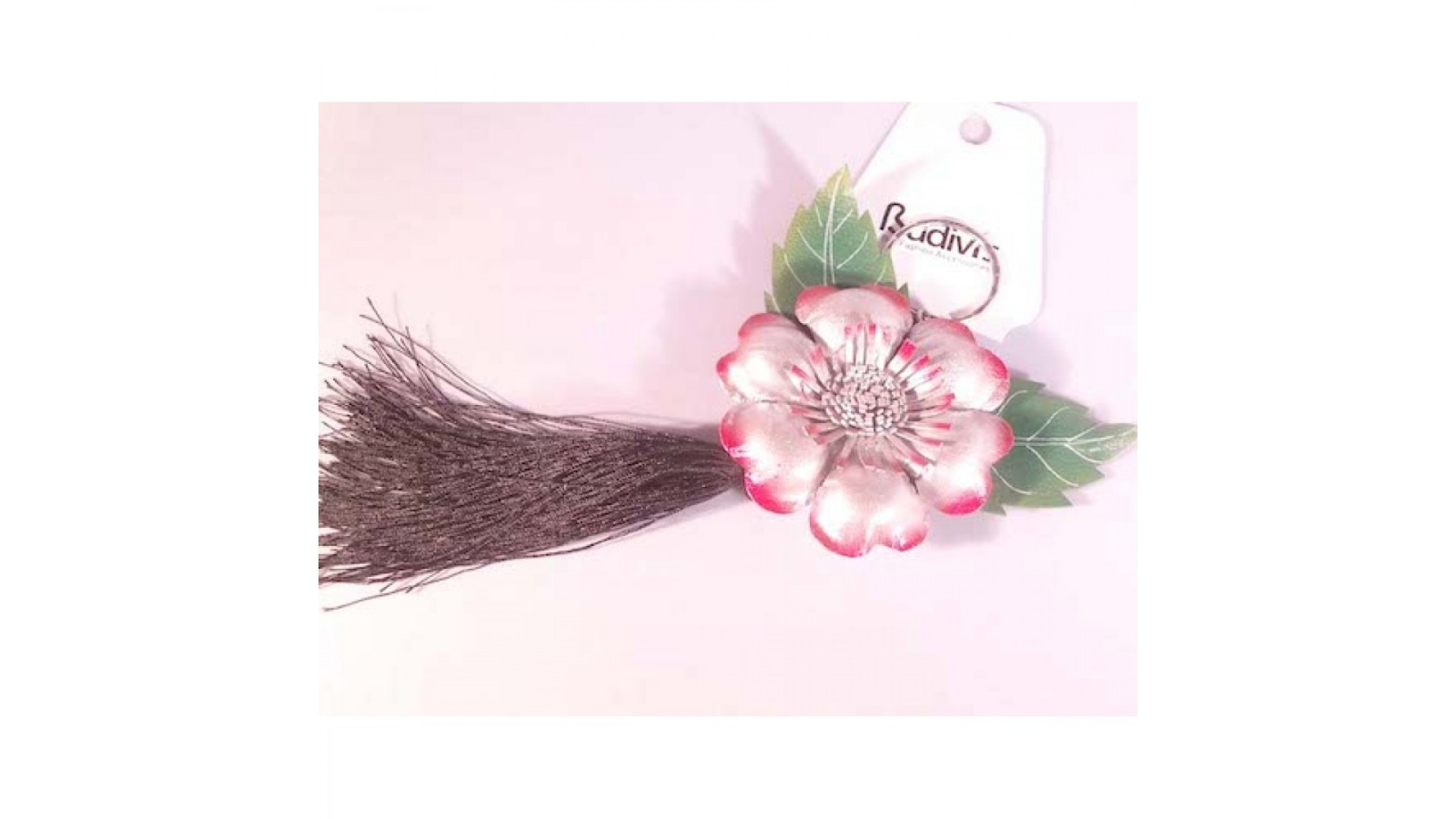 https://www.budivis.com/image/cache/catalog/A%20Blog/A%20blog%20pic/bv3724-tassel-keychain-leather-flower-900x900-1920x1080.jpg