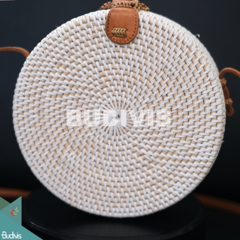 Production Of Round Bags Of White Synthetic Material With Flower Woven Rattan